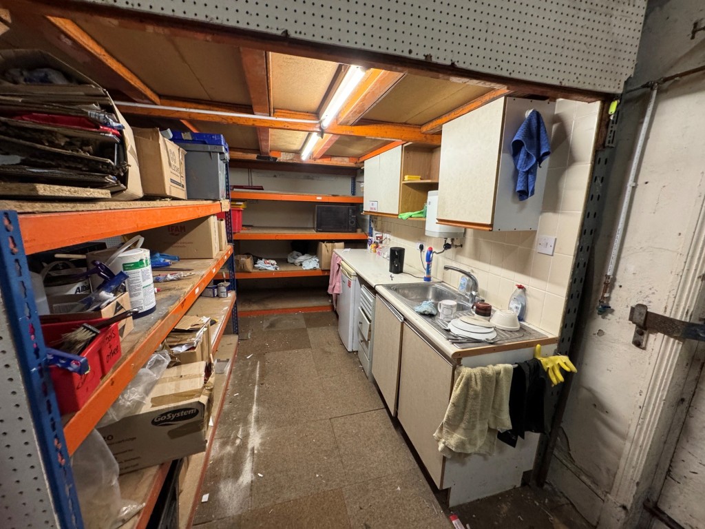 Lot: 33 - FREEHOLD VACANT SHOP, VACANT TWO-BEDROOM FLAT PLUS TWO-BEDROOM INVESTMENT FLAT IN PRIME LOCATION - Shop - kitchen area